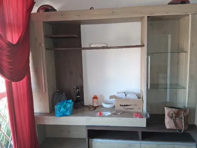 Estante com cristaleira