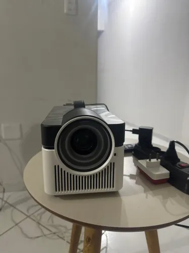 Projetor hy450 muito novo.