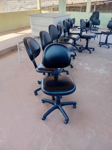 Cadeiras giratórias com rodinhas pretas