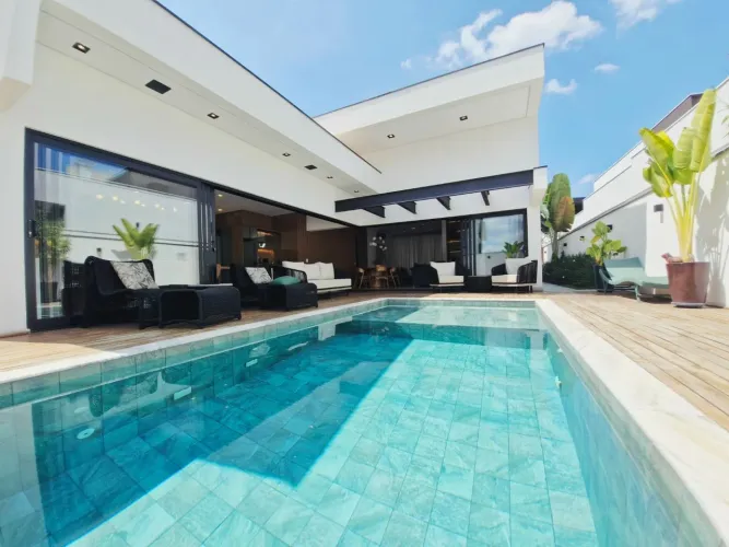CASA TÉRREA COM 3 SUÍTES - PISCINA AQUECIDA - COZINHA GOURMET - ARMÁRIOS PLANEJADOS - ALPH