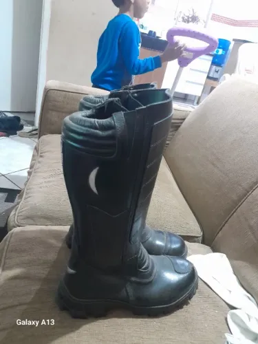 Par de botas bombeiro civil.