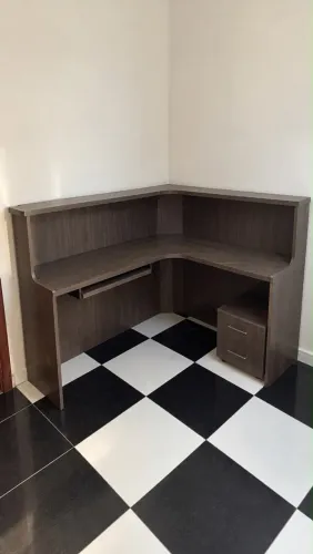 Mesa de Escritório em L com Gaveteira - R$ 530,00