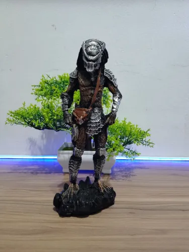 BONECO PREDADOR COLECIONÁVEL EM RESINA, 22 CENTÍMETROS DE ALTURA 