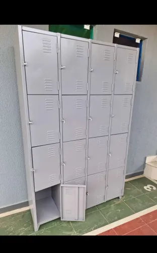 Armário em aço com 16 portas de cadeado.