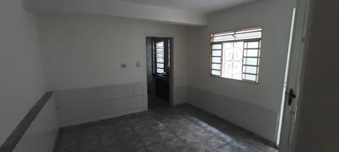 Casa com 2 quartos, sala, cozinha, banheiro e aérea de serviço 