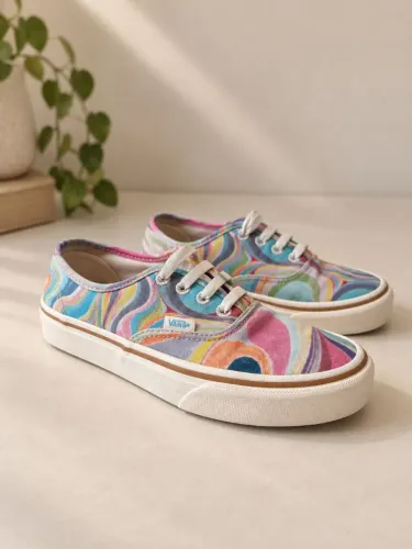 Tênis Vans 34 Chris Johanson, original e estiloso.