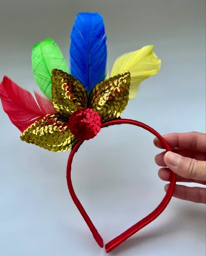 Tiara paetê com penas cores de Pernambuco