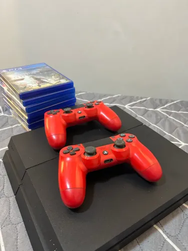 PS4 Slim 1TB + 2 Controles + 8 Jogos - PRONTO PRA JOGAR!