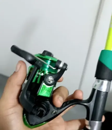 Vara pesca com molinete e linha sem uso no centro de São Gonçalo
