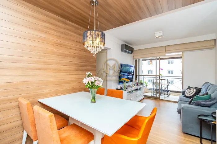 Apartamento semimobiliado à venda no Champagnat com 82 m², planta reversível e 2 vagas