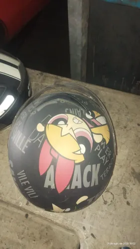 Capacete um importado nunca foi usado e outro usado em boas condições*