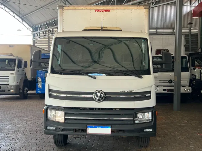 Caminhão VW 13.180 Trucado 6x2 Truck Baú