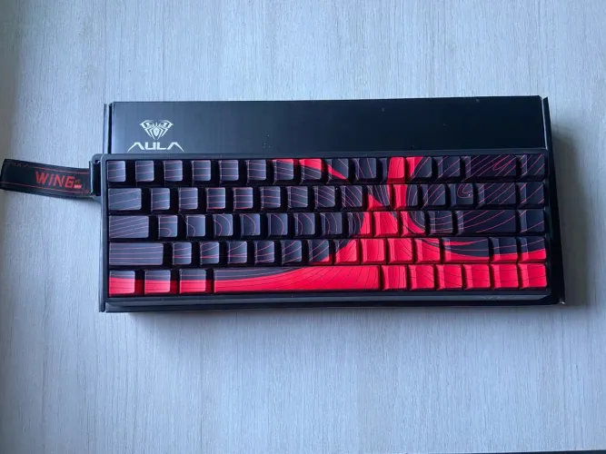 Teclado Aula win 68HE Max, seminovo em excelente estado.