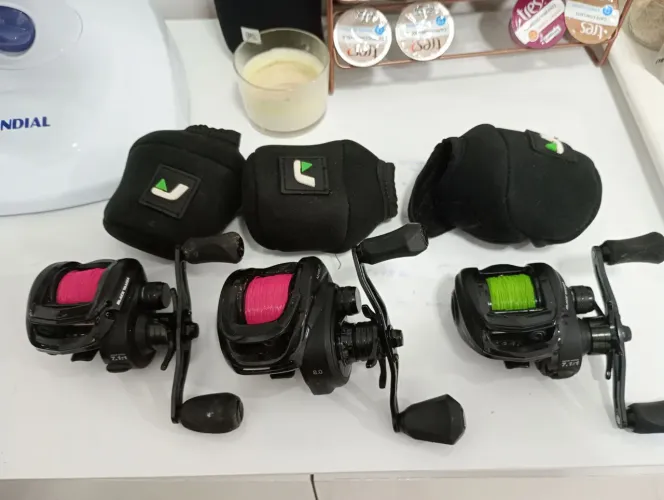 Kit de pesca esportiva varas e carretilhas cevadeiras e Eva 
