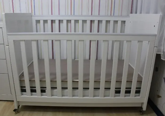 Berço 2x1(Mini Cama) com Gavetão e Sist. Anti-Refluxo - Ganhe KIT de Nichos e Prateleiras