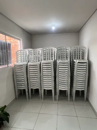 Mesas e cadeiras está a venda