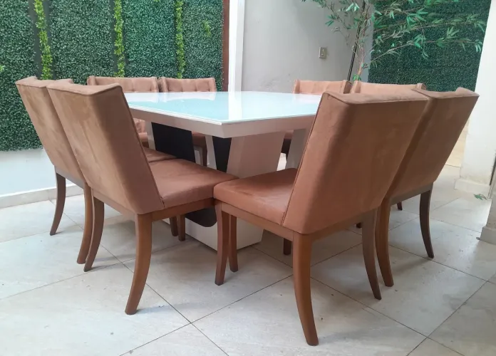 Mesa de jantar e 8 cadeiras maciças (Posso Entregar)