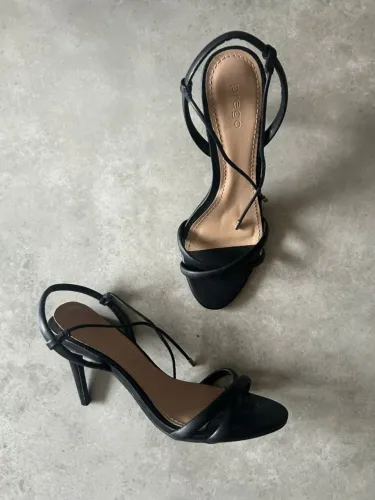 sapato sandalía preta de salto