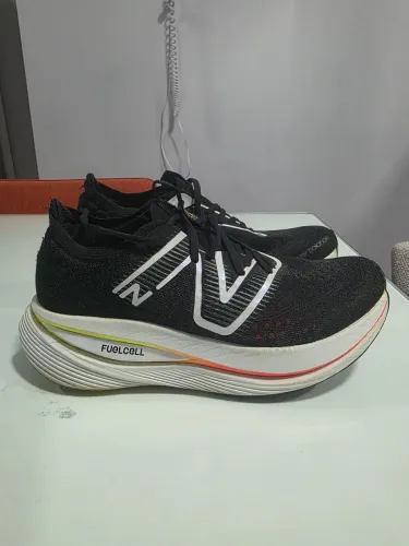 Tênis New Balance FuelCell SuperComp Trainer com placa de carbono