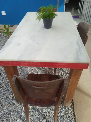 Mesa de madeira com tampo de mármore