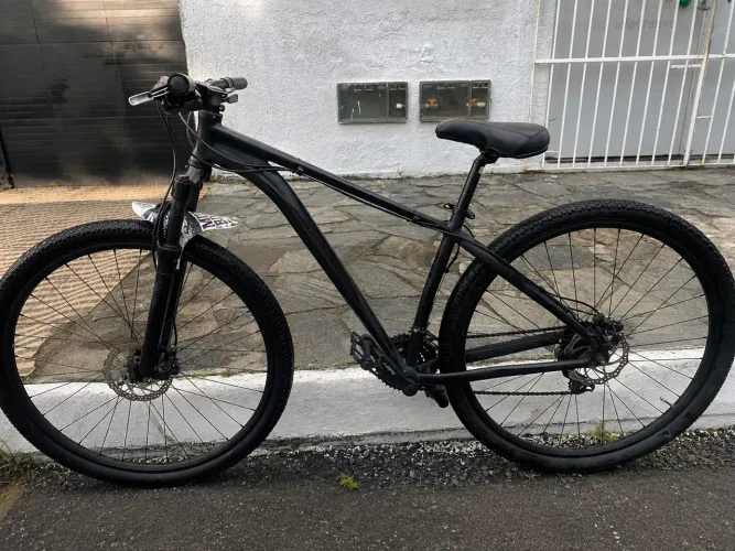 Bike Aro 29 preta, freio a disco, suspensão. Bem cuidada + peças extras!