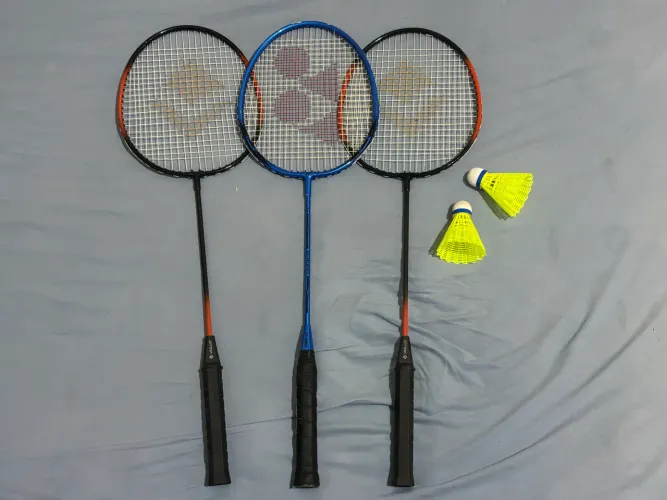 Raquetes de Badminton Yonex e Vollo + 2 petecas