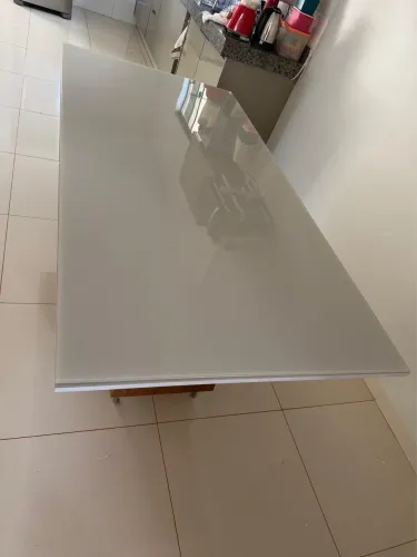 Mesa de vidro quadrada com e cadeiras