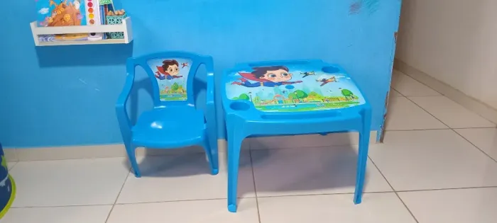 Mesa com cadeira infantil azul (87) 9 *