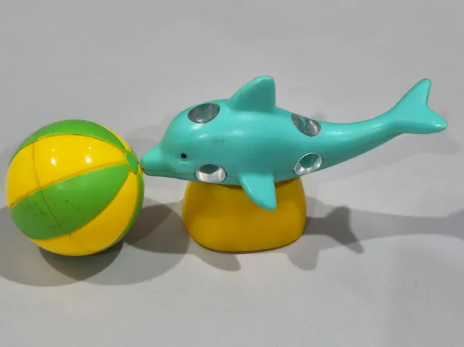 Kit Golfinho no pedestal com bola da Polly Pocket