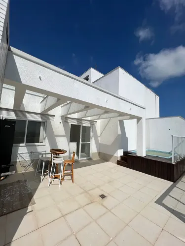 Excelente cobertura com três quartos, sendo duas suítes, com a melhor vista do Pontal Oceâ