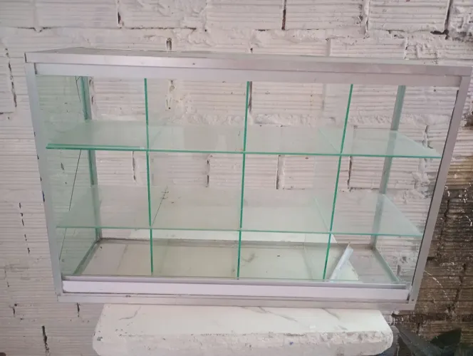 Vitrine de vidro com divisórias