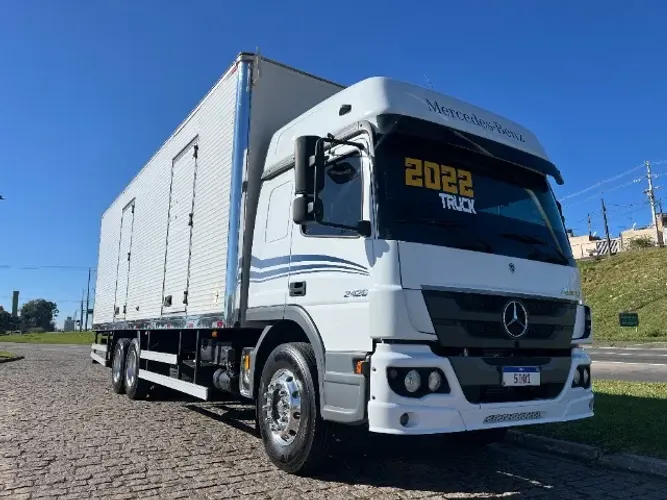 MB Atego 2426 ano 2022/22 - Mercedes Benz - Baú 9,00 metros com 4 portas laterais