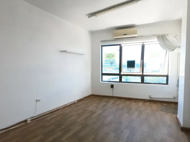Sala Comercial de frente Av. Assis Brasil