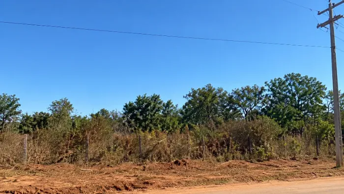 Terreno (4 tarefas) com energia e frente para estrada calçada - Morro do Chapéu/BA