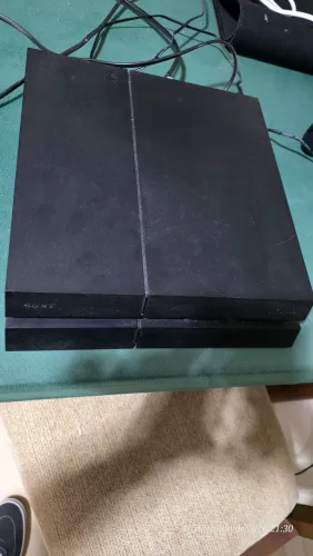 PS4 Flat + 2 controles genéricos + carregador de tomada