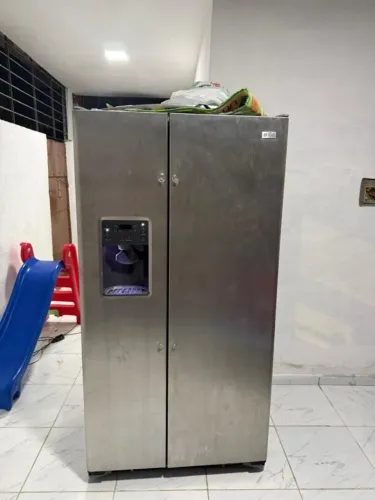 Geladeira Side by Side Inox com dispenser de água