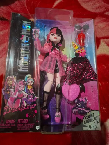 Draculaura da terceira geração (G3) de Monster High