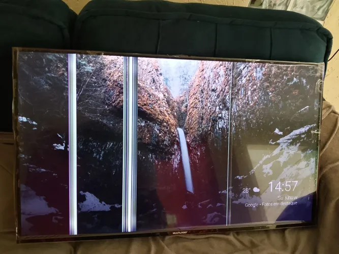 Vende se uma tv marca Multilaser obs ela estar cm 3 listar na tela mais não interfere em a
