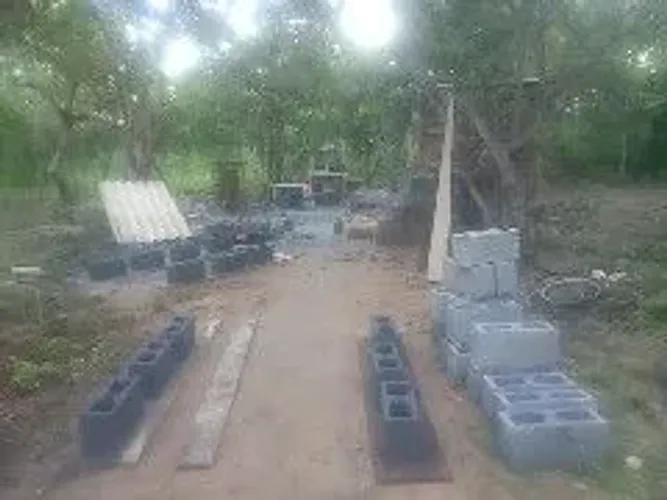 Fábrico blocos no local da obra qualquer medida e tamanhos tudo de forma manual