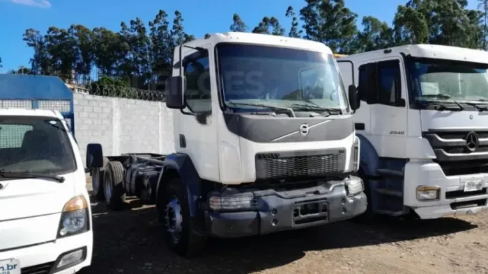 ITAÚNA MG VOLVO VM 330 6X4R NO CHASSI - 330CV 7200