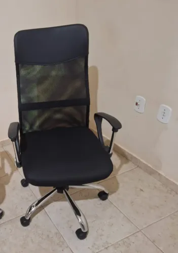 CADEIRA DE ESCRITÓRIO PRETA