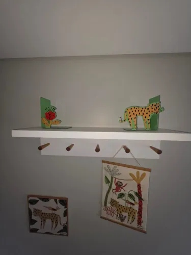 Prateleira suspensa infantil