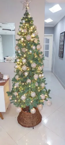 Árvore de natal de 2,10 sem enfeites. Usada apenas 1 vez. Apenas a árvore.