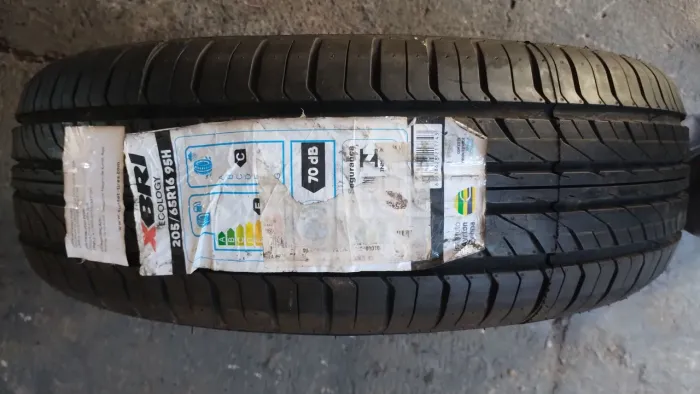 Vendo pneu xbry 205/65R16 95H