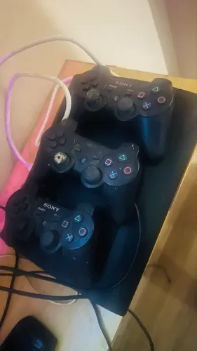 Vendo Ps3 com vários controles por 700 reais