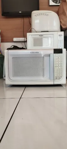 Microondas Electrolux 31 litros com garantia de 3 meses.