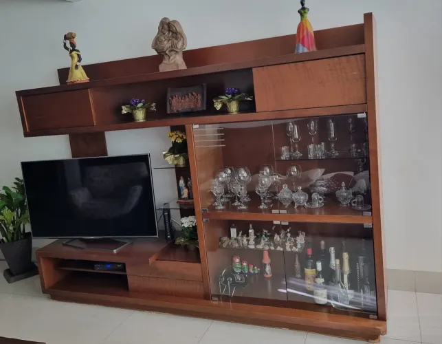 Estante/Rack de madeira maciça com cristaleira