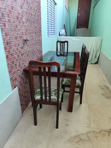 Mesa de jantar de seis lugares, com tampo de vidro + 4 cadeiras