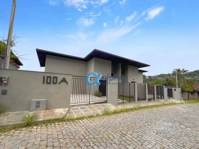 Lindo Casarão Recém Construído - Vista para o Palácio Quitandinha - Petrópolis/RJ