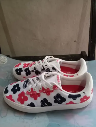 Tênis Adidas floral original Tam 37